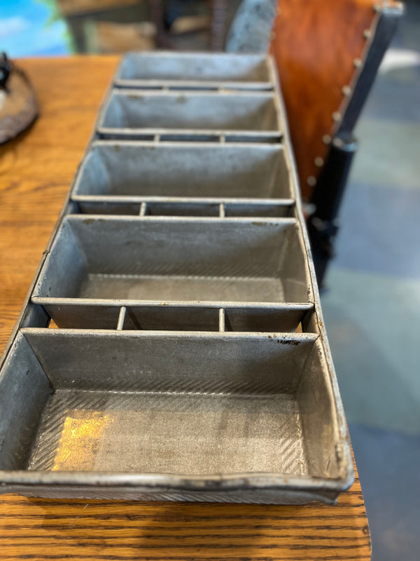 Metal baking dish